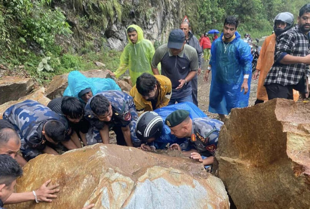 आँबुखैरेनी–मुग्लिङ सडक खण्ड बन्द, डोजर प्रयोग गरेर खुलाउने प्रयास जारी
