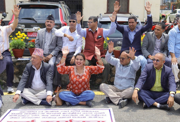 इन्धन र निर्माण सामग्रीको मूल्यवृद्धिविरुद्ध निर्माण व्यवसायी आन्दोलित, सडक विभागमा धर्ना