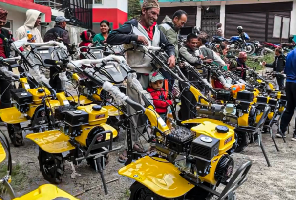 ढोरपाटन नगरपालिकाद्वारा ४८ किसानलाई ५० प्रतिशत अनुदानमा यान्त्रिक हलो वितरण
