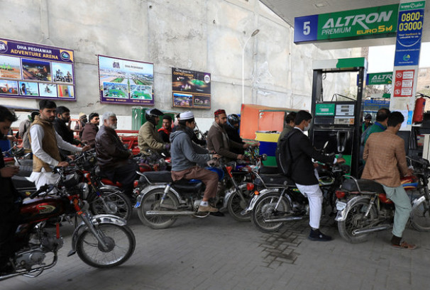 विश्व बजार तातेको बेला पाकिस्तानले दियो राहत, ८० रुपैयाँ घट्यो पेट्रोल