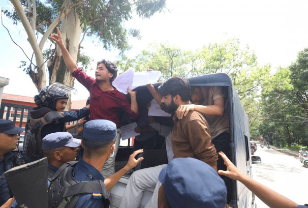 टीयू परिसरबाट पक्राउ परेका विद्यार्थी नेता तत्काल रिहा गर्न नेविसंघको माग