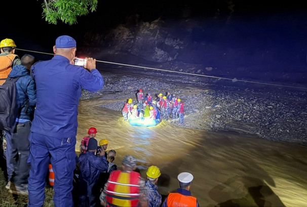 रोसी खोलाको बाढीमा फसेका ८९ यात्रु ९ घण्टापछि उद्धार