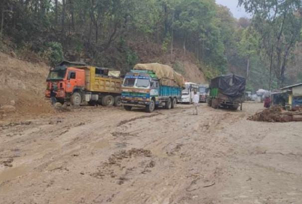 वर्षाका कारण नारायणगढ बुटवल सडक खण्ड अवरुद्ध