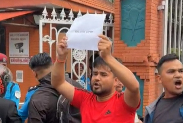 सिंहदरबार दक्षिण गेटमा प्रदर्शन गर्ने अनेरास्ववियुका सात जना कार्यकर्ता पक्राउ