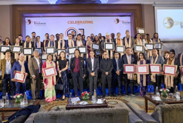 शिखर इन्स्योरेन्सद्वारा वार्षिकोत्सवको अवसरमा कर्मचारीलाई सुन र चाँदीको सिक्का प्रदान