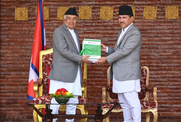 महालेखापरीक्षकको वार्षिक प्रतिवेदन राष्ट्रपति समक्ष पेश, सार्वजनिक खर्चमा बेरुजु बढ्दै गएकोमा राष्ट्रपति पौडेलको चिन्ता