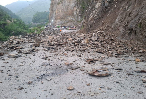 तुइन खोलाको सुक्खा पहिरो हटेपछि सडक खुल्यो