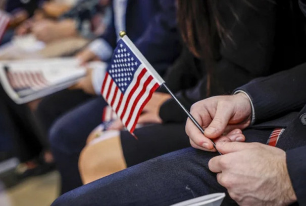 अमेरिकाले १९ देशका नागरिकलाई जारी ग्रीन कार्ड पुनः परीक्षण गर्ने