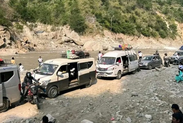 यात्रा गर्दै हुनुहुन्छ ? बाढी तथा पहिरोका कारण अवरुद्ध छन् यी राजमार्ग