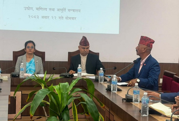 व्यवसायीहरुलाई तत्काल बजार भाउ घटाउन उद्योग मन्त्रीको निर्देशन