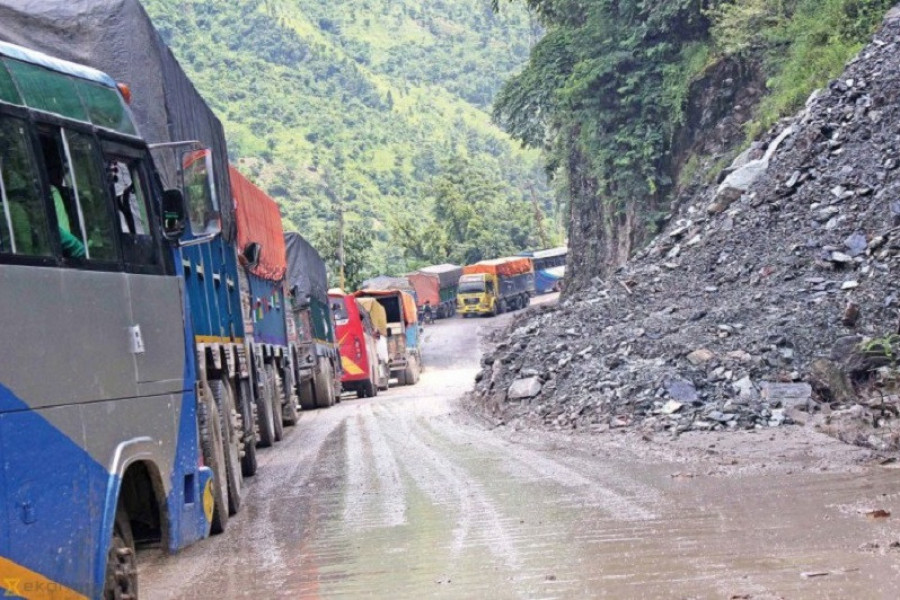 नारायणगढ–मुग्लिन सडकमा ढुङ्गा खस्दा यातायात प्रभावित, एकतर्फी सञ्चालन
