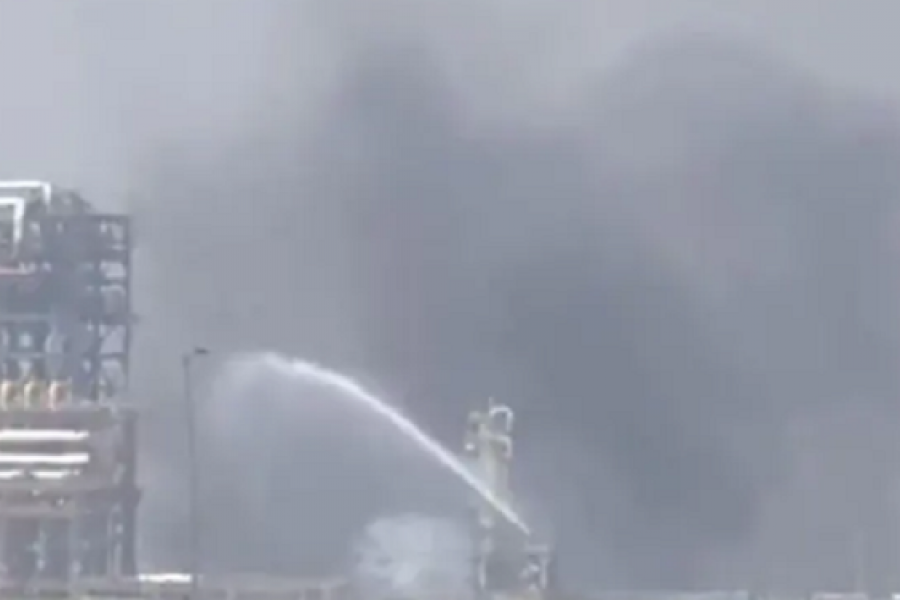 नरेन्द्र मोदीले उद्घाटन गर्नु एकदिन अघि रिफाइनरीमा आगलागी