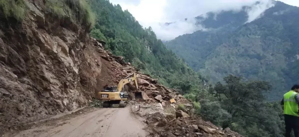 लगातार वर्षाले देशभरका राजमार्ग प्रभावित, कतिपय सडक पूर्ण रुपमा बन्द