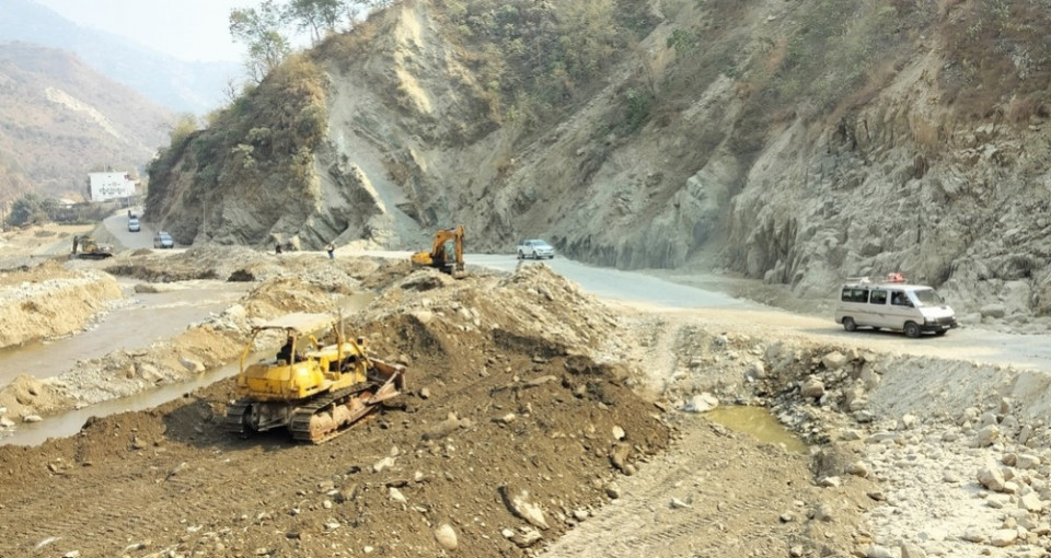 वर्षाका कारण अवरुद्ध वीपी राजमार्ग पुनः सञ्चालनमा