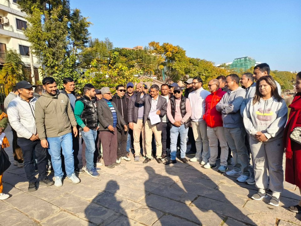 चुनाव हुने भएपछि सेयर लगानीकर्ताको पोलिटिकल मूभ: 'हाम्रो मुद्दाको झोला बोकिदिनुस्, बदलामा तपाईको झण्डा बोक्छौं'