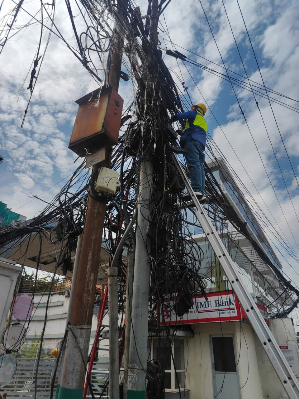 आगलागी भएको क्षेत्रमा मन्त्री श्रेष्ठद्वारा  स्थलगत निरीक्षण ,अव्यवस्थित तार तत्काल व्यवस्थापन गर्न निर्देशन