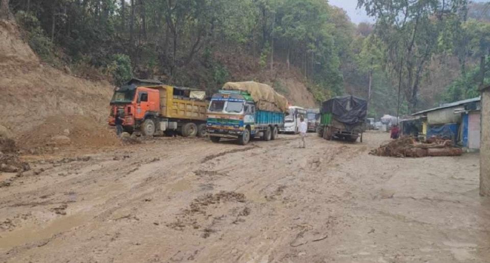 पहिरोका कारण दाउन्ने सडक अवरुद्ध