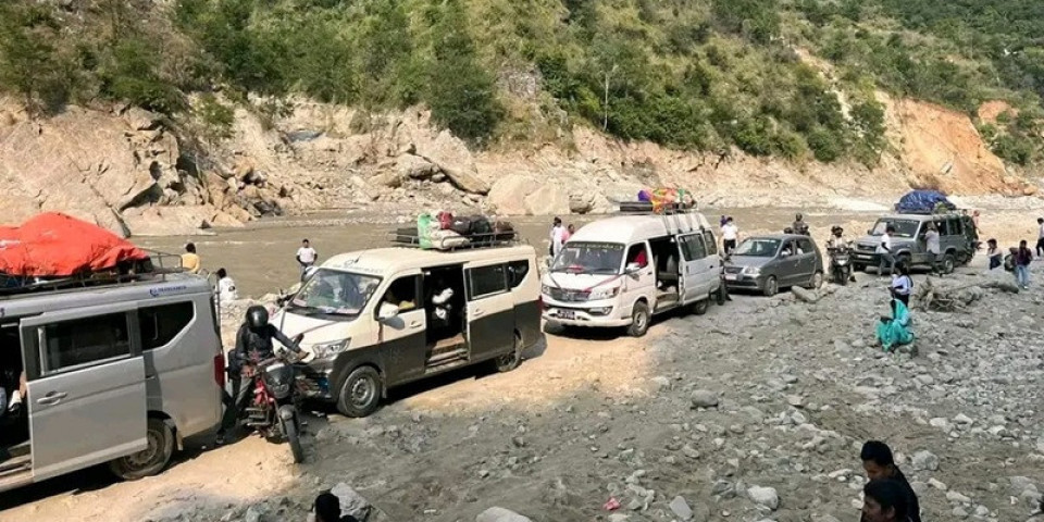 अविरल वर्षापछि देशका विभिन्न राजमार्ग अवरुद्ध, केही सडकमा रात्रिकालीन यातायात बन्द
