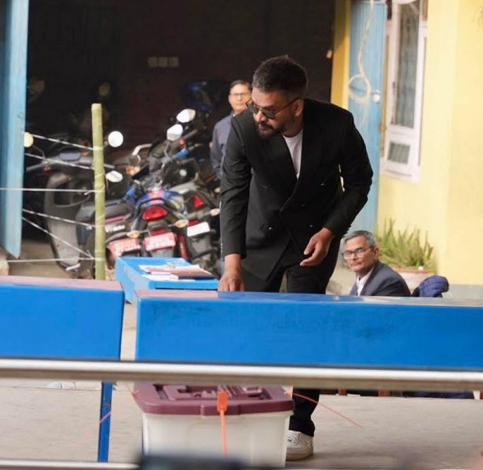 सिनामंगलबाट बालेन्द्र शाहको मतदान, आजै झापा–५ जाने