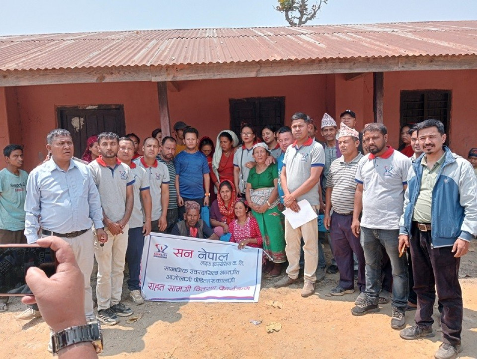 सन नेपाल लाइफ इन्स्योरेन्सद्वारा आगलागी पिडितलाई सहयोग प्रदान