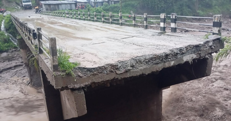 इन्द्रावती खोलाको बाढीले पुलमा क्षति, ताप्लेजुङ–पाँचथर जोड्ने सडक सम्पर्क पूर्ण अवरुद्ध