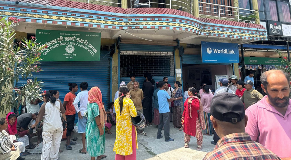 मल अभावले मकै खेती जोखिममा, दिनभर लाइन बस्दा पनि खाली हात फर्किनु परेको गुनासो