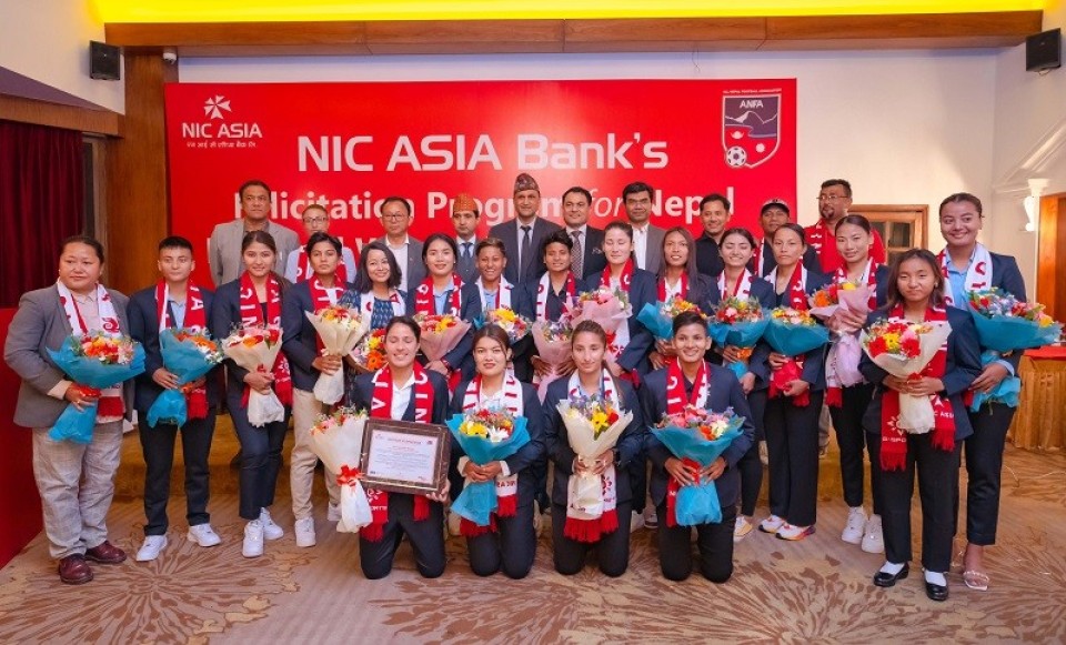 एनआईसी एशिया बैंकद्वारा राष्ट्रिय महिला फुटबल टोली सम्मानित, प्रति सदस्य रु.२५ हजार प्रदान