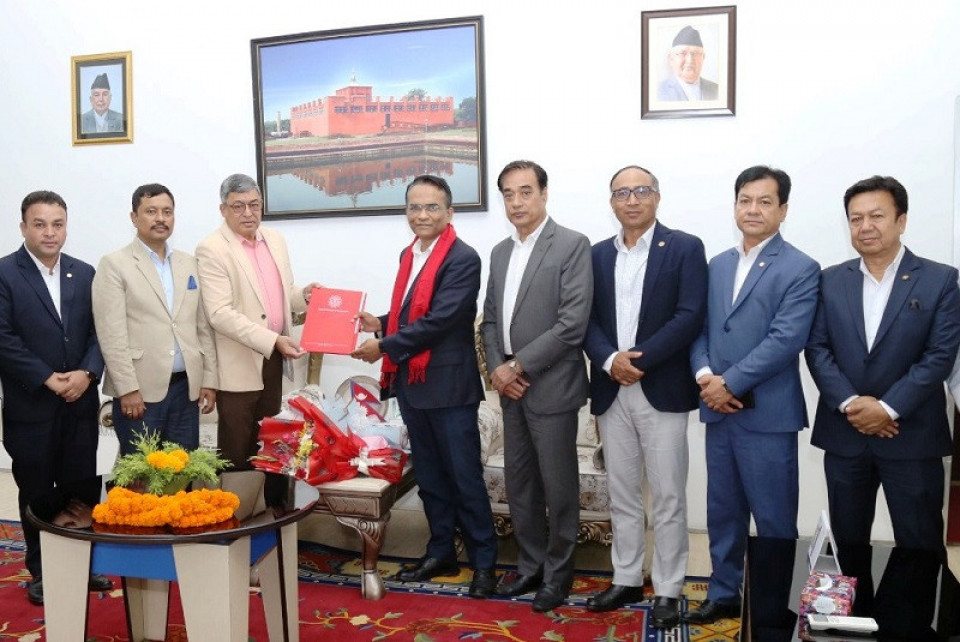 बजेट र मौद्रिक नीतिबीचको तालमेल मार्फत अर्थतन्त्रलाई निकास दिन गभर्नरलाई चेम्बरको माग