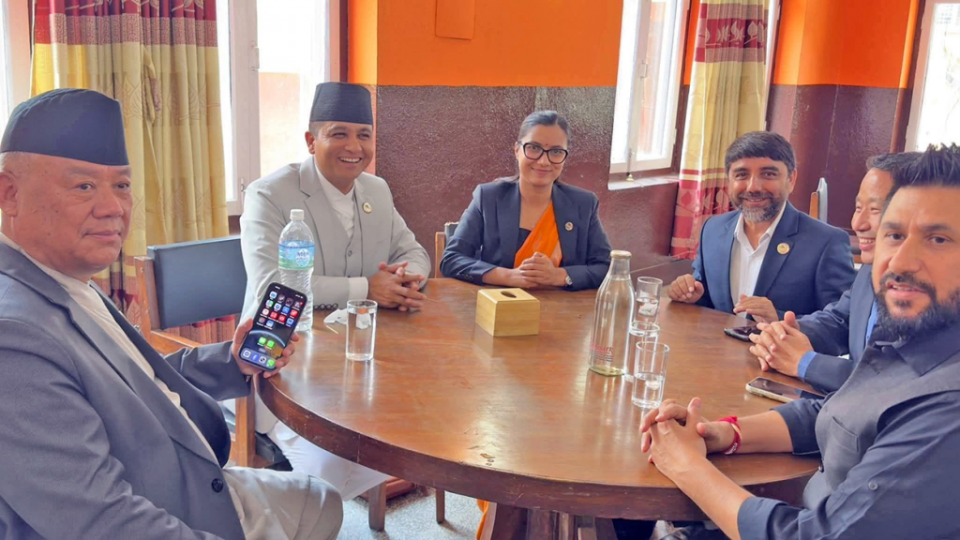 संसदको गतिरोध अन्त्य गर्न रास्वपाका सभापति लामिछाने र विपक्षी दलका संसदीय दलका नेता तथा प्रमुख सचेतकहरूबीच छलफल जारी
