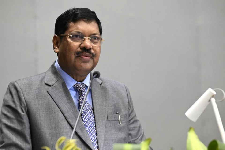 भारतमा सर्वोच्च अदालतको इजलासभित्रै प्रधानन्यायाधीश गवईमाथि जुत्ता प्रहार