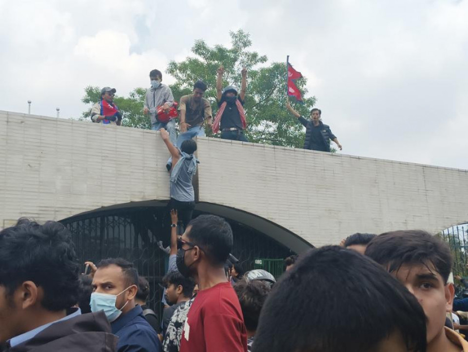 संसद भवनको पर्खाल नाघे जेन जीले, दोहोरो झडपमा केही घाइते(फोटो फिचरसहित)