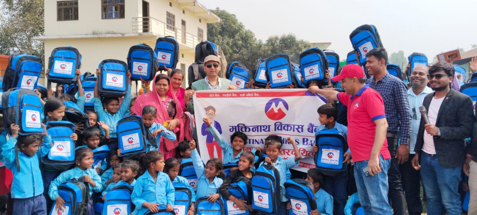 मुक्तिनाथ विकास बैंकको ‘अवसरको झोला’ अभियान, ५०० बढी विद्यालयमा सहयोग