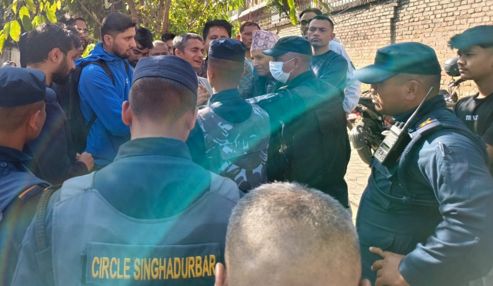 रास्वपा पार्टी कार्यालयमा लगानीकर्ता र प्रहरीबीच घम्साघम्सी,'हामीमाथि दमन भयो'