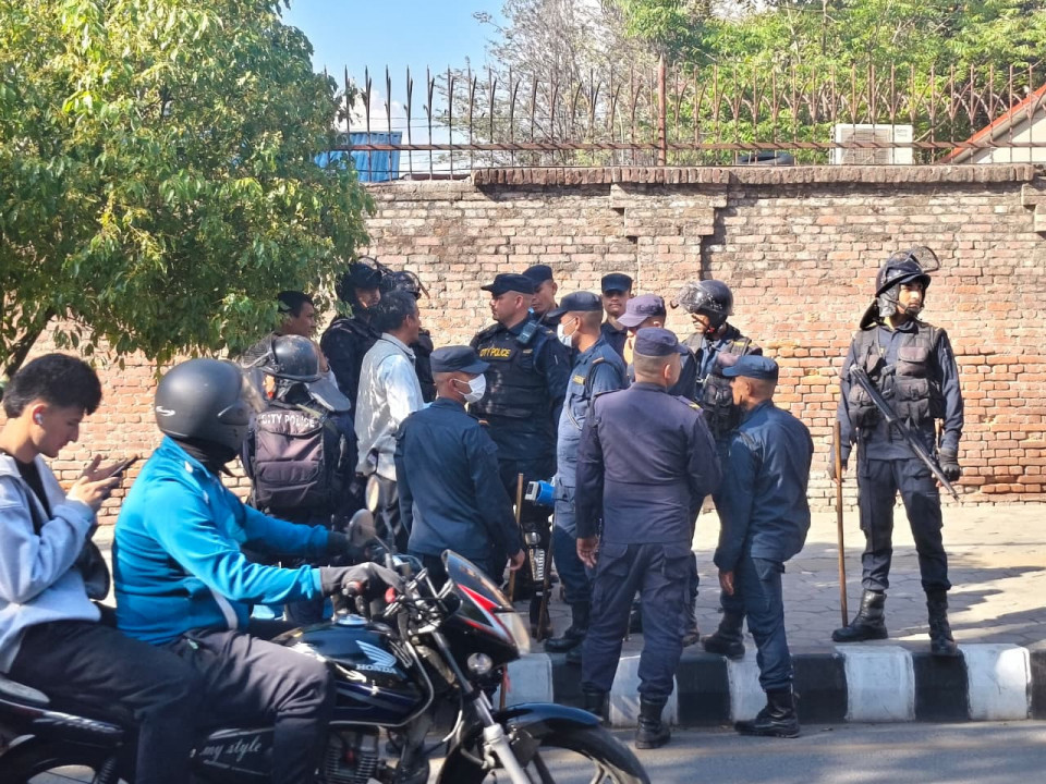 सिंहदरबारअगाडि ठेलमठेलमा परेपछि सेयर लगानीकर्ता रास्वपा कार्यालयतर्फ मोडिए, आजैबाट धर्ना