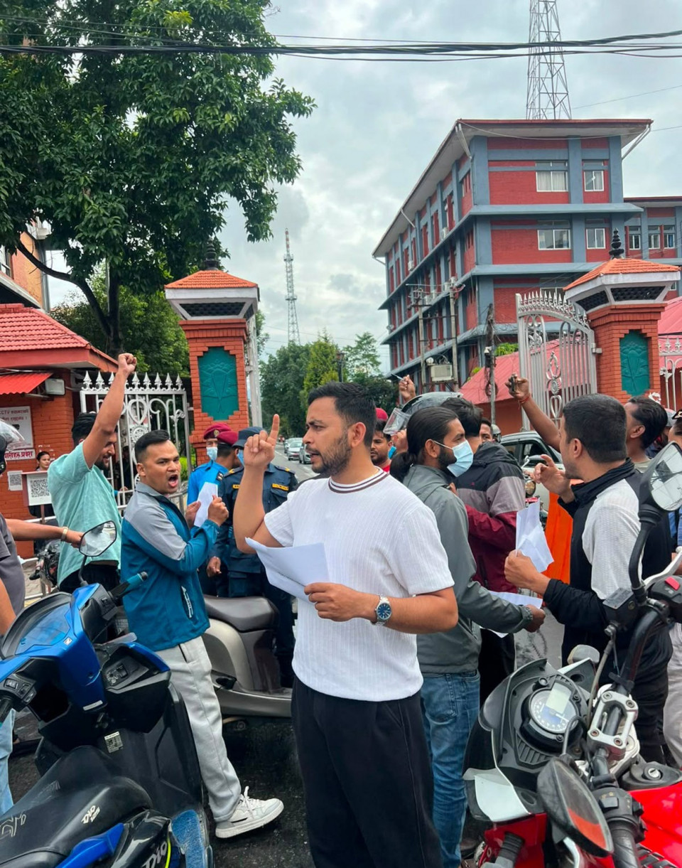 सिंहदरबारको दक्षिण गेटमा मोटरसाइकल तेस्र्याएर अनेरास्ववियुको प्रदर्शन