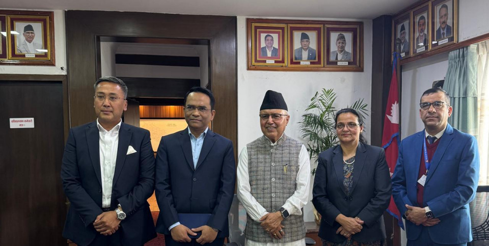 अर्थमन्त्री खनालको बैंक तथा वित्तीय क्षेत्रका नियामक प्रमुखहरुसँग भेटवार्ता