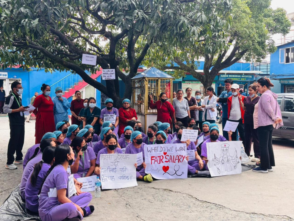 सरकारले तोकेको ३४ हजार तलब लागू गर्न माग गर्दै शहीद मेमोरियल अस्पतालका स्टाफ नर्सहरू आन्दोलनमा