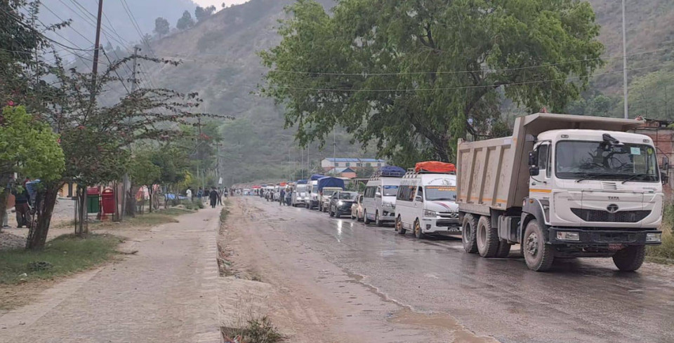 मध्यपहाडी, बीपी र कोशी राजमार्गमा पहिरो, यातायात अवरुद्ध