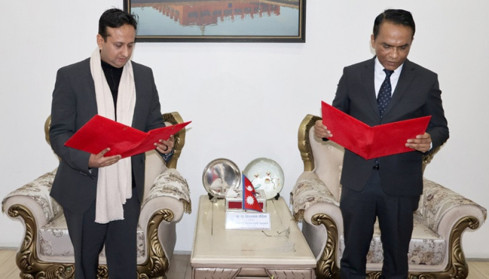 नबिल बैंकका अध्यक्ष चौधरीद्वारा राष्ट्र बैंकका गभर्नरबाट शपथ ग्रहण