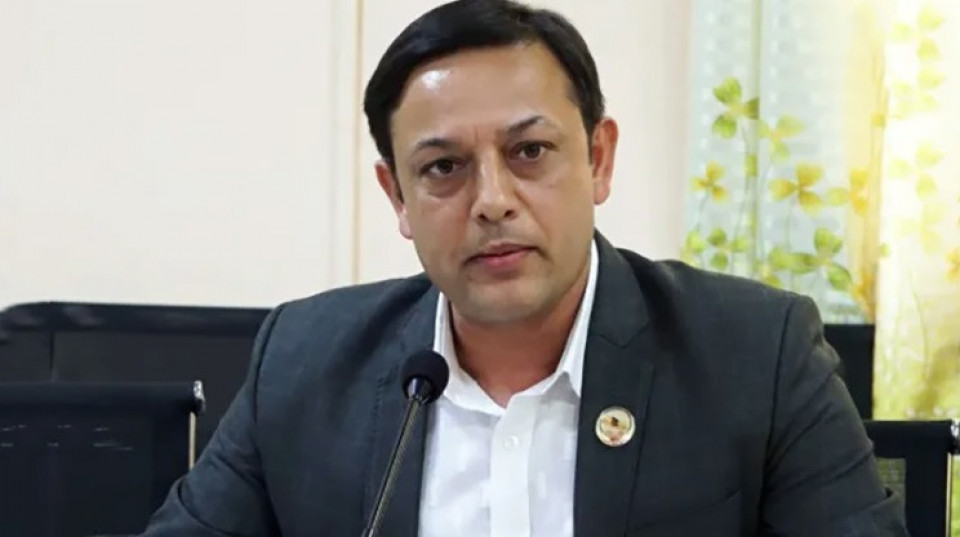 लेन मिचेपछि सभामुख डीपी अर्यालको गाडीलाई ट्राफिकले काट्यो चिट