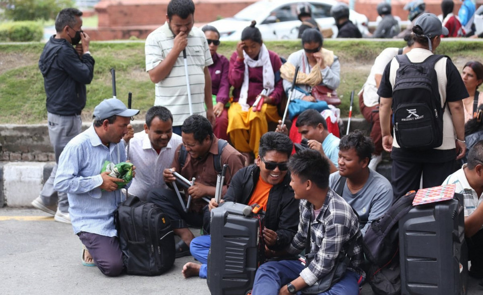 रोजगारीको मागसहित दृष्टिविहीन ९ दिनदेखि माइतीघरमा धर्नामा