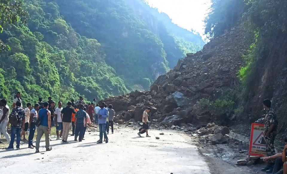 मुग्लिन–नारायणगढ सडक अवरुद्ध हुँदा सयौँ सवारी रोकिए, पहिरो हटाउने काम जारी