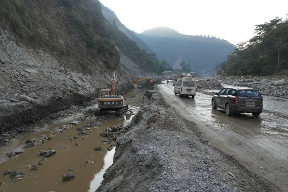अविरल वर्षापछि बाढी र पहिरोको असरः देशका प्रमुख राजमार्गमा यातायात प्रभावित
