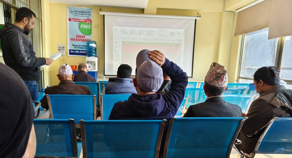 ग्राउण्ड जिरोः लगानीकर्तामा घट्दो बजारबारे बहस, भन्छन् ‘सेयरबजारबाट कमाएर पैसा बोक्नै पाइएन’