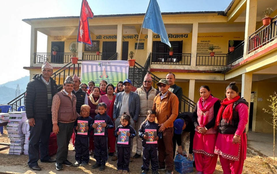 कामना सेवा विकास बैंकद्वारा पोशाक तथा शैक्षिक सामाग्री वितरण