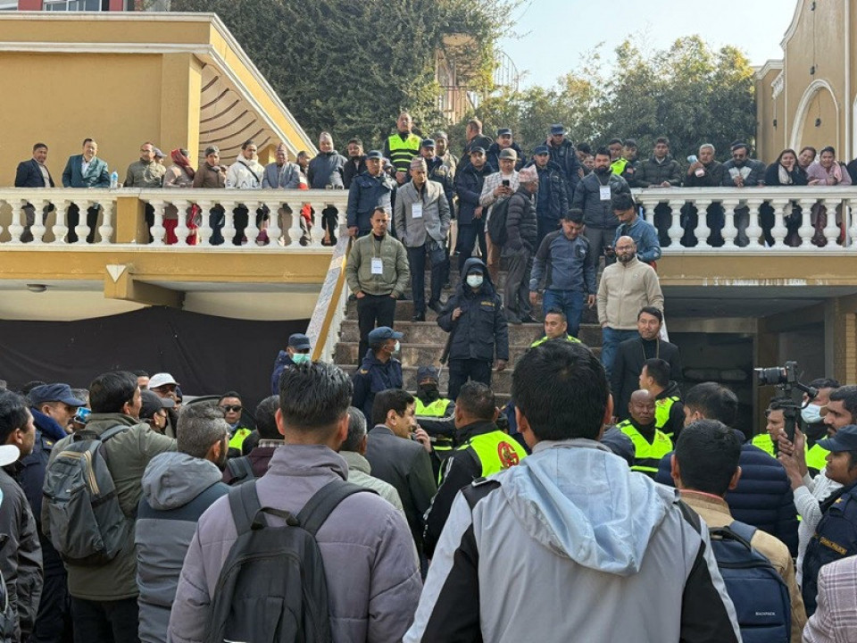 निजी बाउन्चर र प्रहरीको आडमा बलपूवर्क आयोजना गरियो सिनर्जी पावरको एजीएम, सभामा निषेध गरिएको लगानीकर्ताको गुनासो