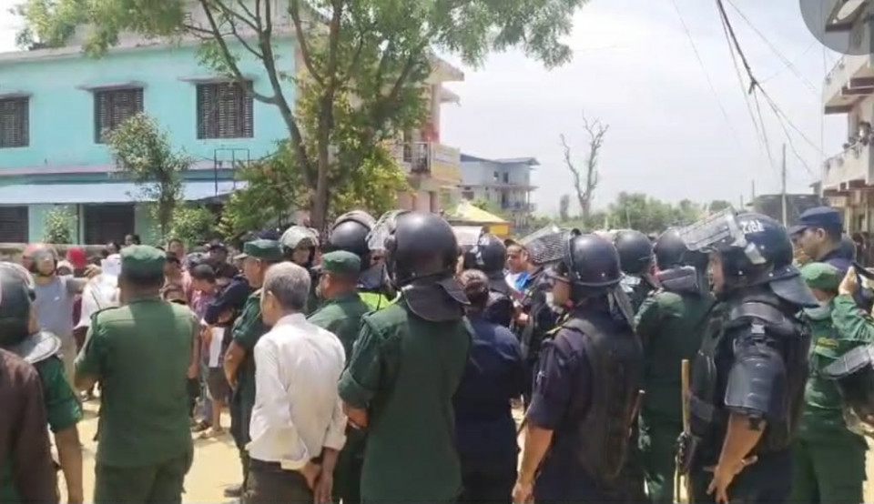 सर्वोच्चको आदेशपछि पनि कोहलपुरमा डोजर र प्रहरी परिचालन, डोजरसहित प्रहरी परिचालन भएपछि तनाव