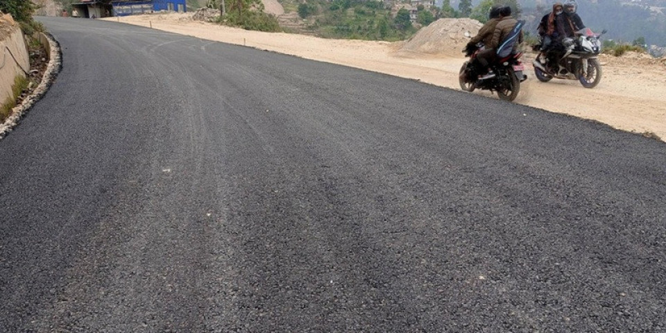 बिटुमिन अभावले धुलिखेल–खावा सडकखण्डको कालोपत्रे कार्य दुई महिनादेखि ठप्प
