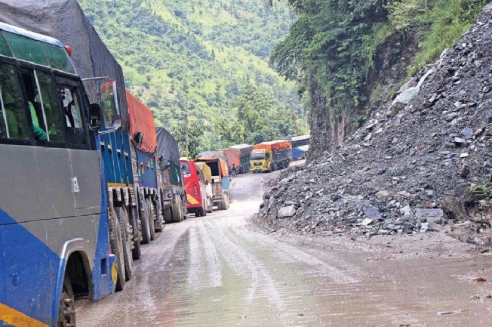 नारायणगढ–मुग्लिन सडकमा ढुङ्गा खस्दा यातायात प्रभावित, एकतर्फी सञ्चालन