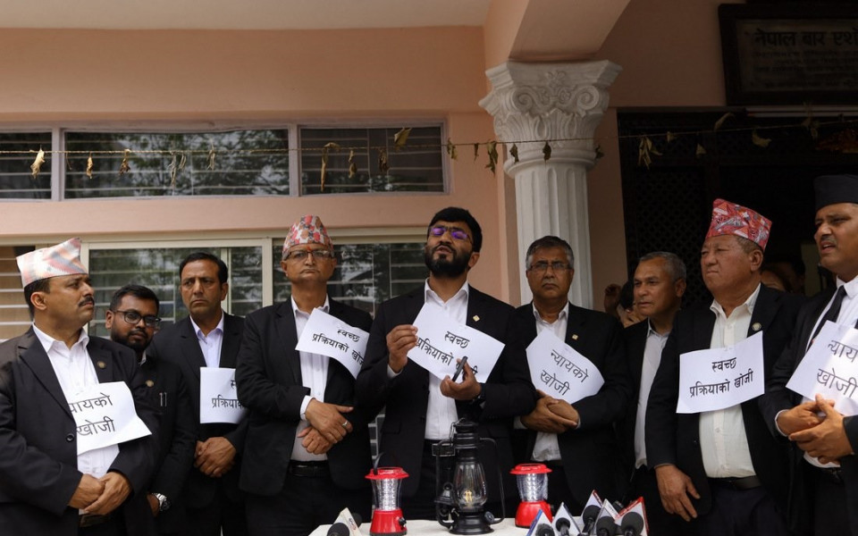 सर्वोच्च प्रशासनविरुद्ध नेपाल बारको आन्दोलन, लालटिन बालेर प्रदर्शन